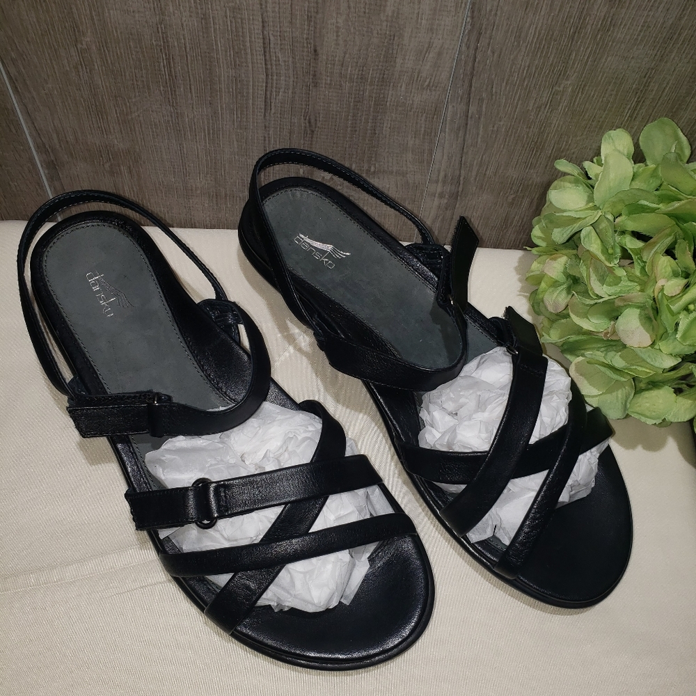 Dansko NWOT Black Strappy Sandals 39 (9)